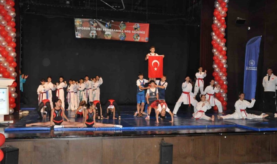 Kars’ta Amatör Spor Haftası etkinlikleri kapsamında düzenlenen “Sporun Enleri Ödül