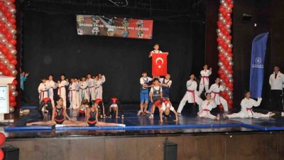 Kars’ta Amatör Spor Haftası etkinlikleri kapsamında düzenlenen “Sporun Enleri Ödül