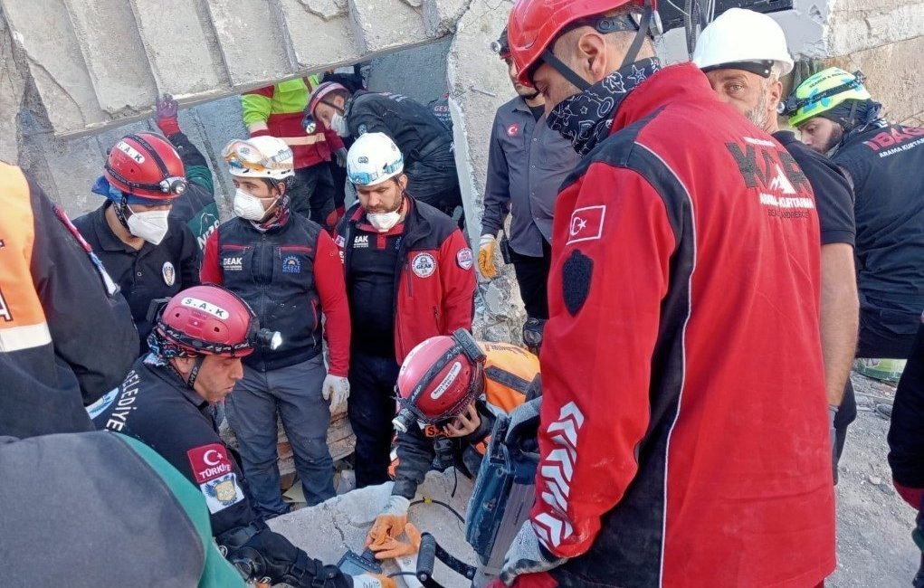 Gebze’de binanın çökmesinin ardından bölgeye sevk edilen arama kurtarma ekiplerine,