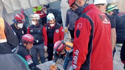 Gebze’de binanın çökmesinin ardından bölgeye sevk edilen arama kurtarma ekiplerine,