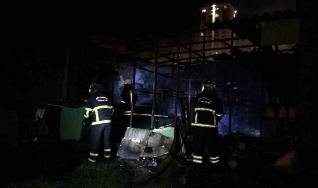 Kastamonu’da il merkezinde bir iş yerinde çıkan yangında, itfaiye ekiplerinin