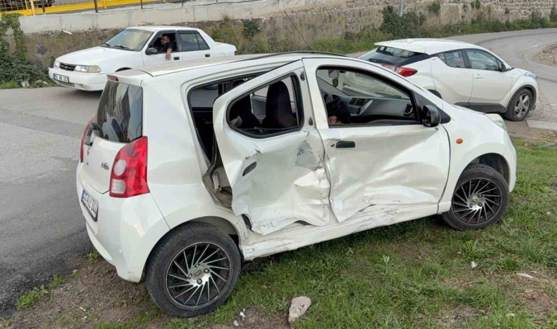 Samsun’da kavşakta iki otomobilin çarpışması sonucu meydana gelen trafik kazasında