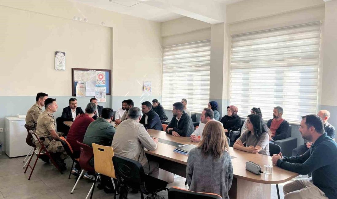 Kaymakam Atış, öğretmenlerle bir araya geldi Diyarbakır’ın Dicle İlçe Kaymakamı Mustafa Atış, Dede Mahallesi Çok Programlı