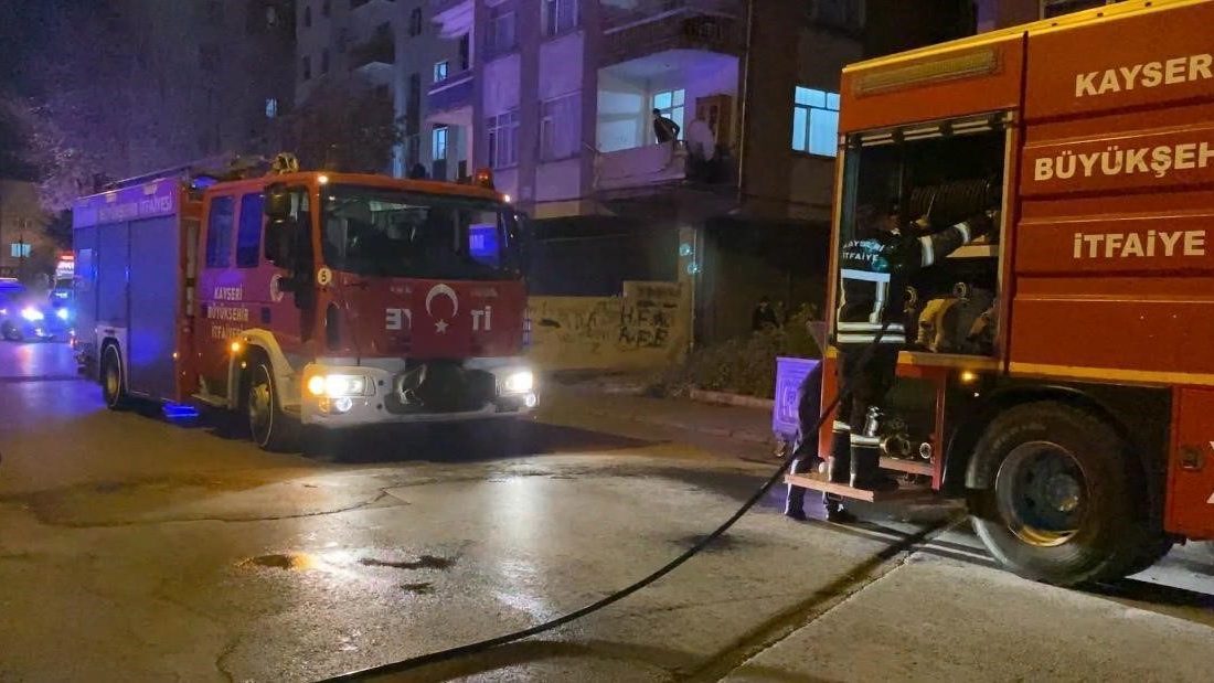 Kayseri’nin Kocasinan ilçesinde 3 katlı binanın bodrum katında çıkan yangında