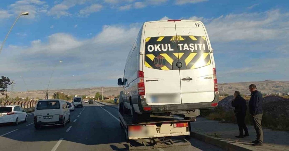 Kayseri’de personel servislerine denetim: 95 servis kontrol edildi Kayseri’de polis ekipleri tarafından personel servislerine denetim gerçekleştirildi. Denetimlerde 95