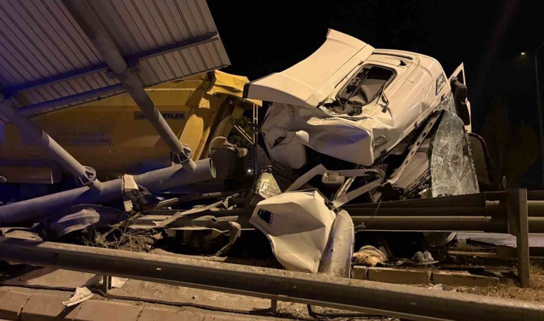 Kayseri’de tır bariyerlere girdi: 1 yaralı Kayseri’nin Melikgazi ilçesinde sürücüsünün direksiyon hakimiyetini kaybettiği tır bariyerlere girdi,