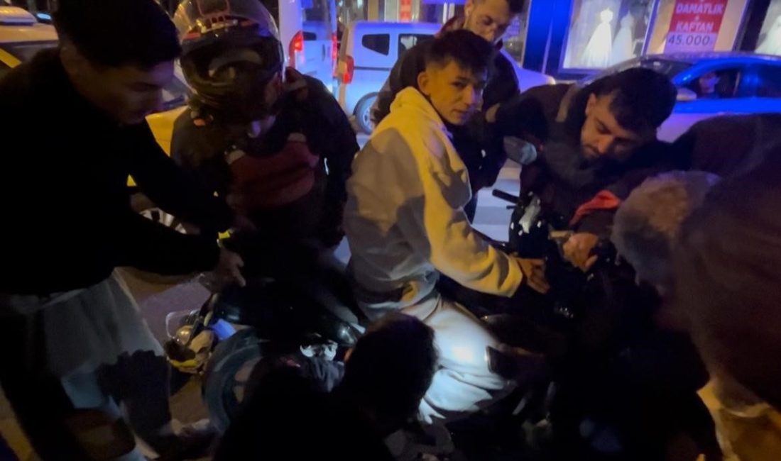 Kaza sonrası genç sürücünün ayağı motosikletin pedal demirine sıkıştı Tekirdağ Çorlu’da geçirdiği trafik kazası sonrası ayağı motosikletin pedal demirine