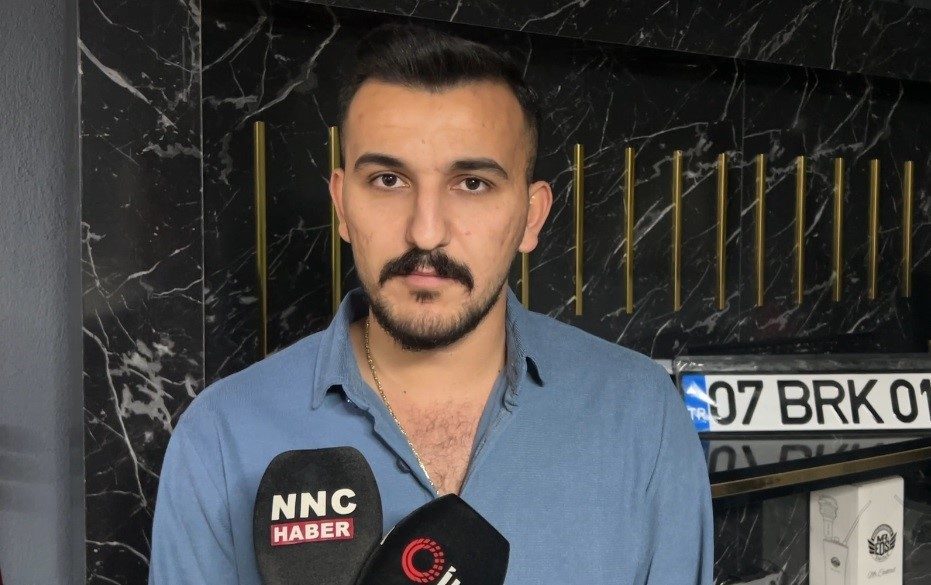 Burdur’un Bucak ilçesinde otomobille çarpışarak yanmaya başlayan motosikletin sürücüsünü alevlerden