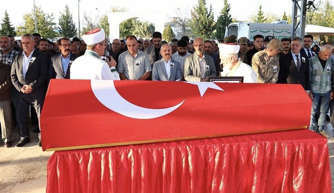 Kazada hayatını kaybeden uzman çavuş son yolculuğuna uğurlandı Bitlis’te geçirdiği trafik kazası sonucu hayatını kaybeden Adıyamanlı Piyade Uzman