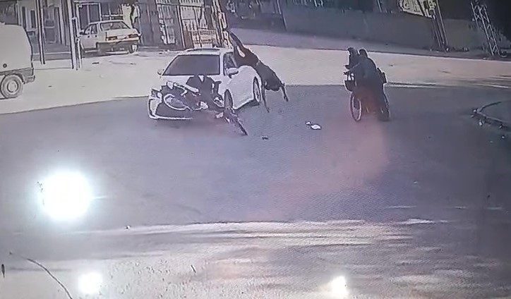 Kazada savrulan motosikletin sürücüsü yaşlı çiftin üzerine uçtu: 4 yaralı Hatay’da otomobille çarpışan motosikletin sürücüsü, metrelerce savrularak yol kenarında yürüyen