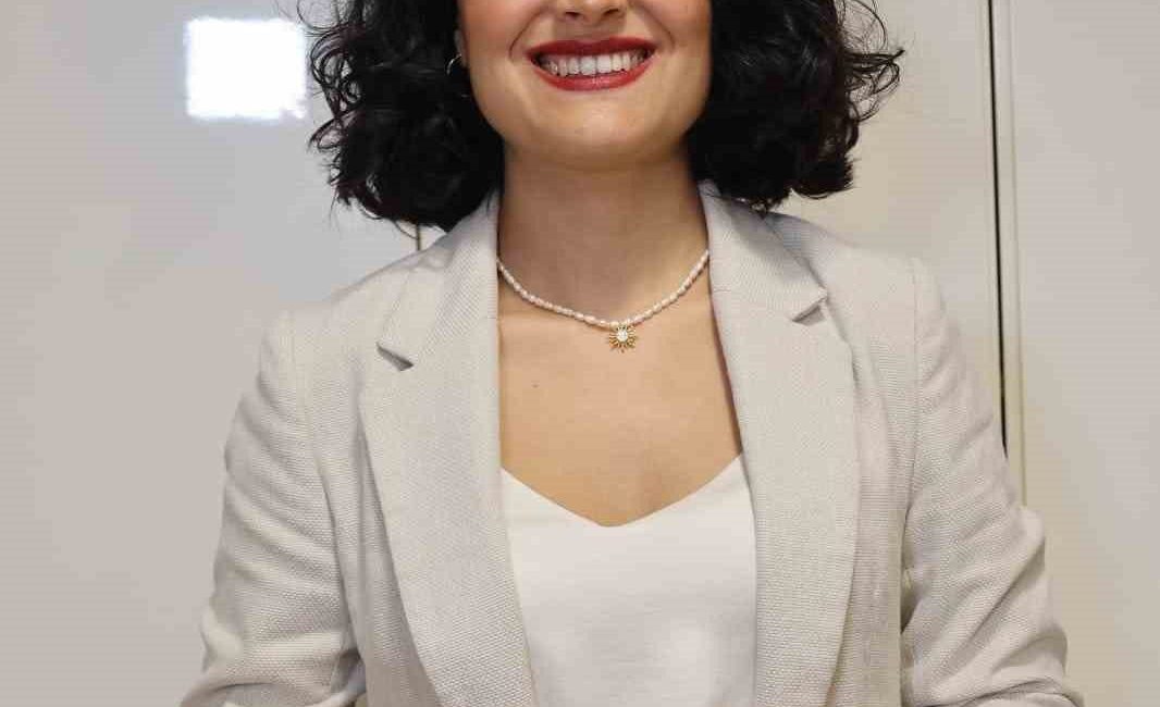 Kekemelikte geçmesini beklemek kalıcılık riskini artırıyor. Toplum genelinde her yüz