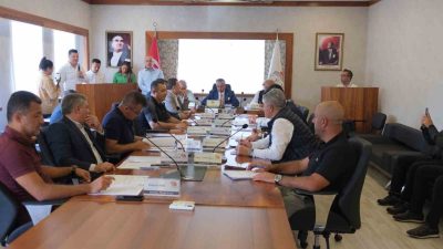 Antalya’nın Kemer ilçesinde, Kemer Belediyesi’nin ekim ayı devam meclis toplantısı