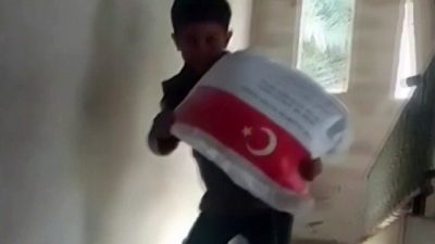 Gazze Şeridi’nde Filistinli çocuğun Türkiye’den gelen yardımlarda kendi ağırlığı kadar