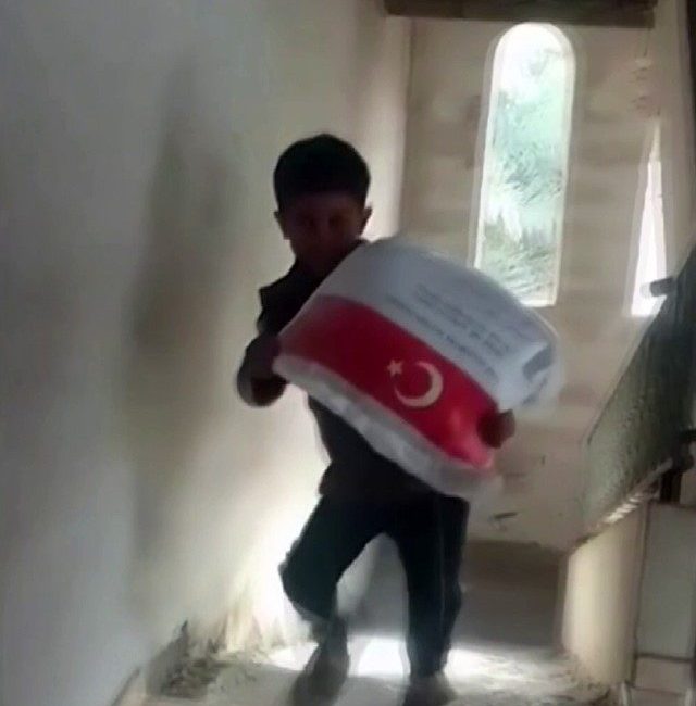 Gazze Şeridi’nde Filistinli çocuğun Türkiye’den gelen yardımlarda kendi ağırlığı kadar