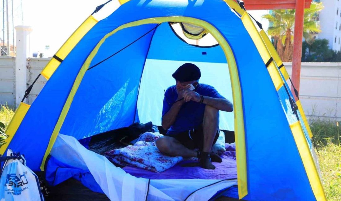 Antalya’da eşinin aldırdığı uzaklaştırma kararı ile 4 ay hurda otomobilde