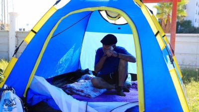 Antalya’da eşinin aldırdığı uzaklaştırma kararı ile 4 ay hurda otomobilde