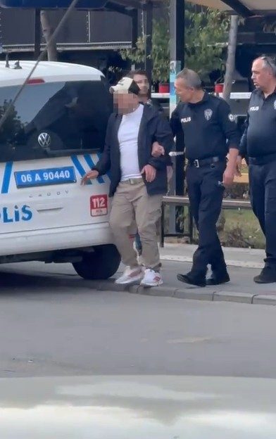 Kendisini polis olarak tanıtıp saldırgan tavırlar sergileyen alkollü şahıs gözaltına alındı Ankara’da kendisini polis olarak tanıtıp saldırgan tavırlar sergilediği ileri sürülen