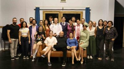 Kepez Kent Tiyatrosu, tiyatroseverleri unutulmaz bir komediyle buluşturuyor. Bol kahkahalı