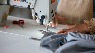 Kepez Belediyesi’nin kadın emeğine dayalı tekstil atölyesi, hem belediye personelinin