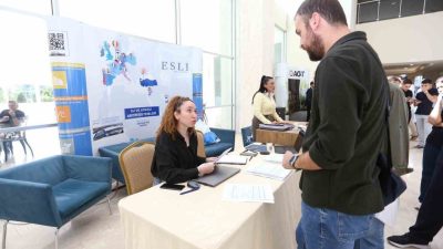 Kepez Belediyesi’nin ev sahipliğinde düzenlenen Kariyer ve İstihdam Günü, yoğun