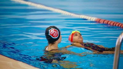 Kepez Belediyesi’nin Adnan Menderes Olimpik Yüzme Havuzu’nda kış sezonu yüzme