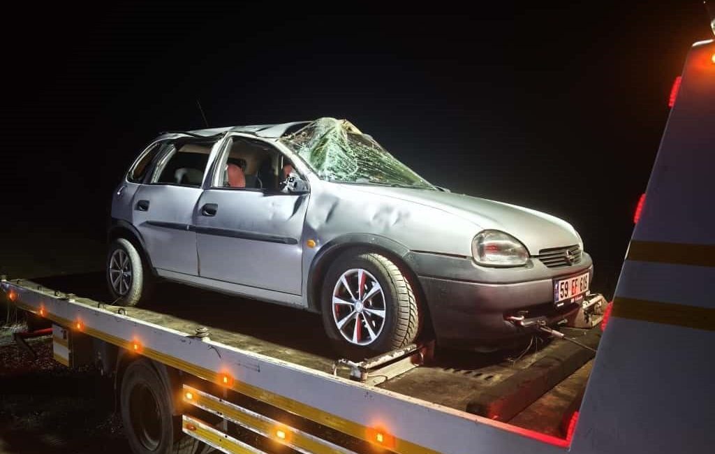 Edirne’nin Keşan ilçesinde kontrolden çıkarak takla atan otomobilde 2 kişi