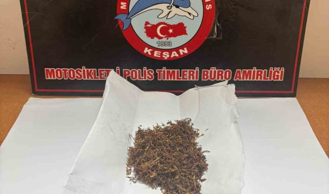 Edirne’nin Keşan ilçesinde polis ekiplerinin durdurarak üst araması yaptığı 2