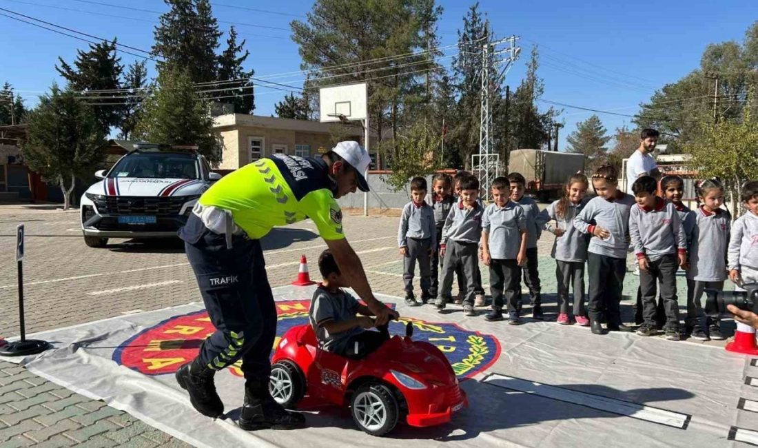 Kilis’te ilkokul öğrencilerine mobil trafik aracıyla eğitim verildi Kilis İl Milli Eğitim Müdürlüğü ile koordineli olarak, İl Jandarma