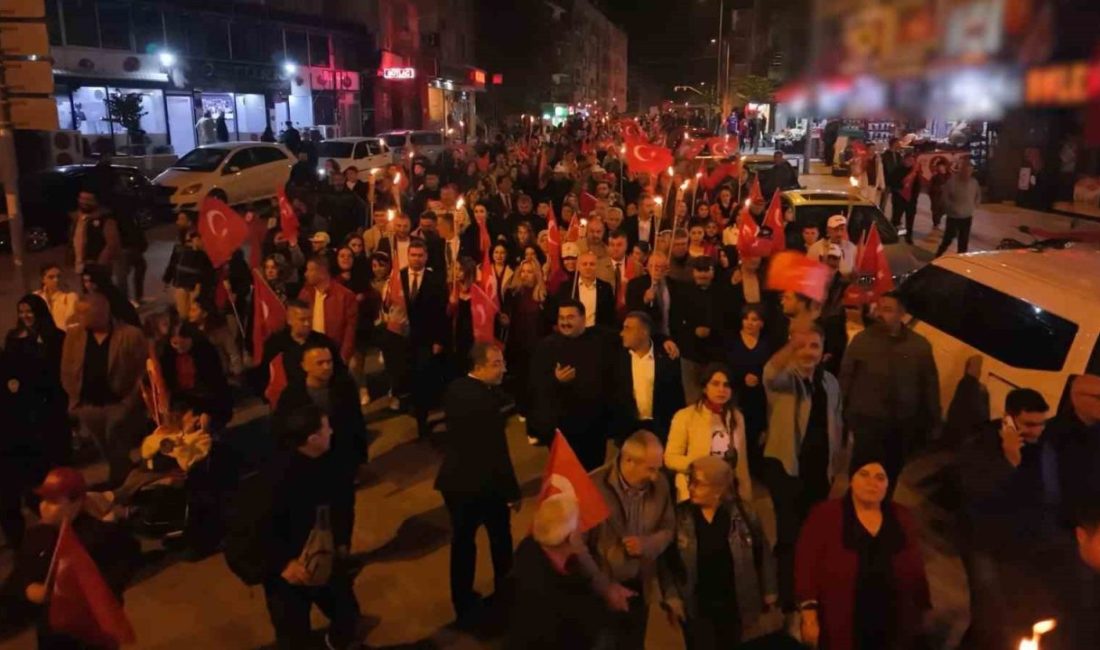 Kırıkkale, Cumhuriyet’in 102’nci yılı dolayısıyla düzenlenen fener alayı, binlerce vatandaşın