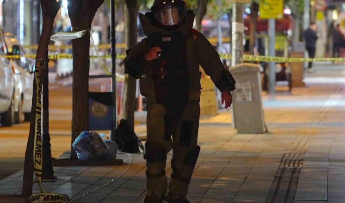 Kırıkkale’nin en işlek caddesinde şüpheli paket paniği: Polis meraklı vatandaşlarla adeta imtihan verdi Kırıkkale’nin en işlek noktalarından Zafer Caddesi’nde kaldırıma bırakılan şüpheli çanta
