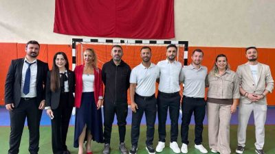 Kırkağaç’ta düzenlenen 29 Ekim Cumhuriyet Bayramı Artistik Cimnastik Turnuvası’nda 300’e