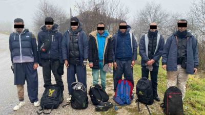 Kırklareli’nde jandarma ekiplerince yapılan çalışmada 9 kaçak göçmen yakalandı. Alınan