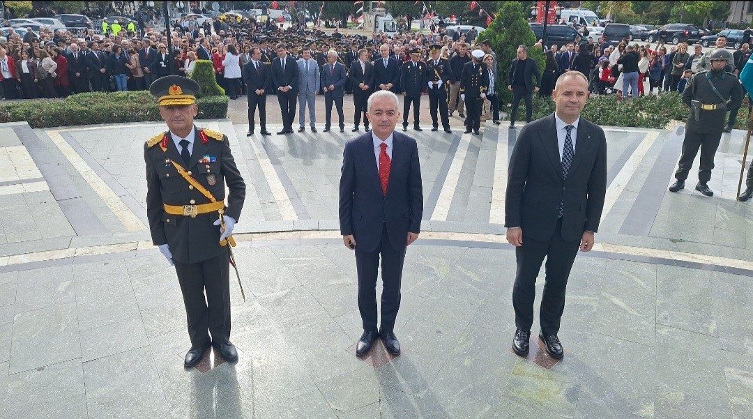 Cumhuriyet’in 102’inci yıldönümü çelenk sunma töreni ile başladı. Kırklareli’nde Cumhuriyet’in
