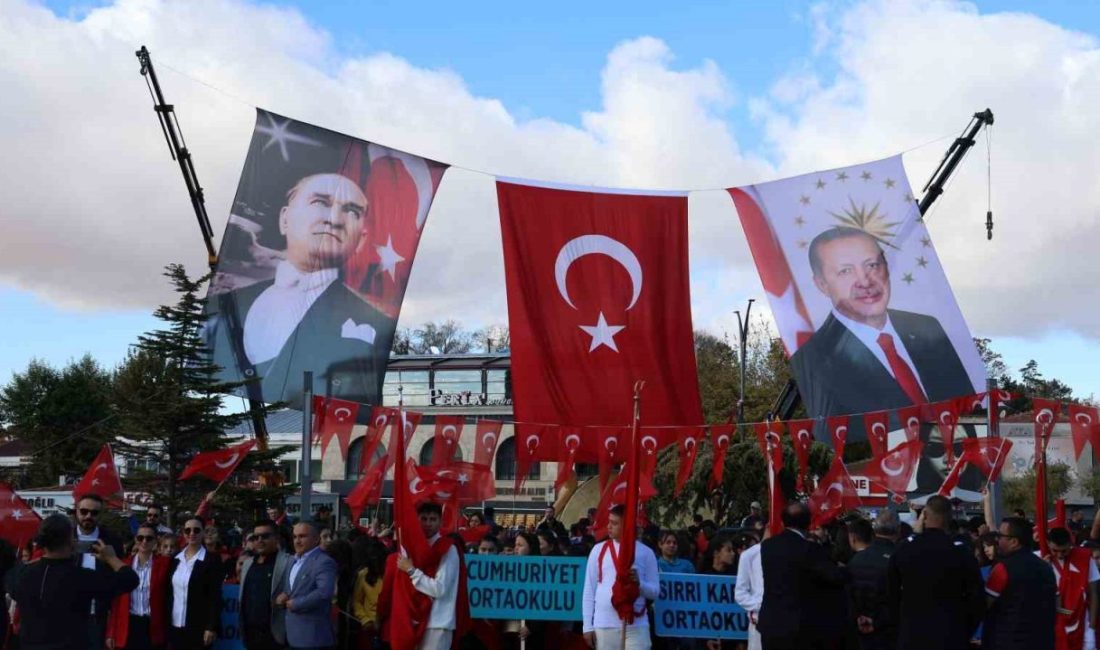 KIRŞEHİR (İHA) – Kırşehir’de 29 Ekim Cumhuriyet Bayramı; Cacabey Meydanı’nda