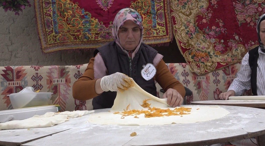 Eskişehir’in Kızılinler Mahallesi’nde özel bir tarifle yapılan bal kabaklı gözleme,