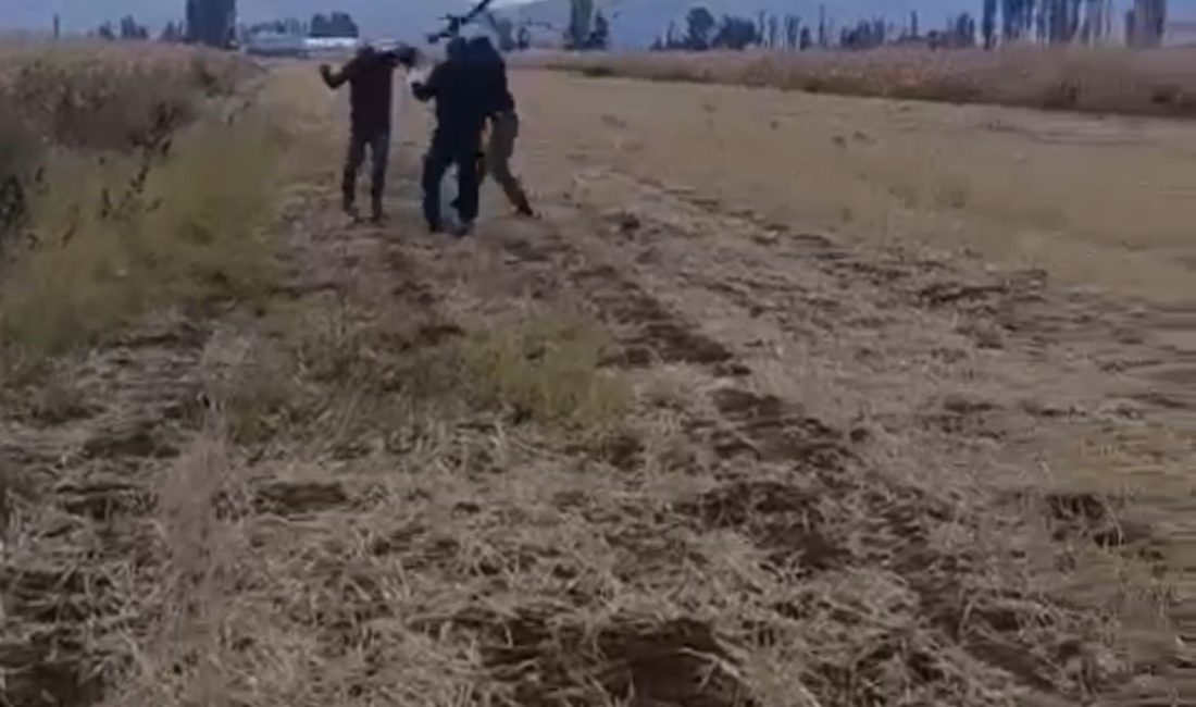 Kızının gözü önünde babayı darbettiler: Olay anı kamerada Kahramanmaraş’ın Elbistan ilçesinde arazi anlaşmazlığı nedeniyle çıkan kavgada bir kişi,
