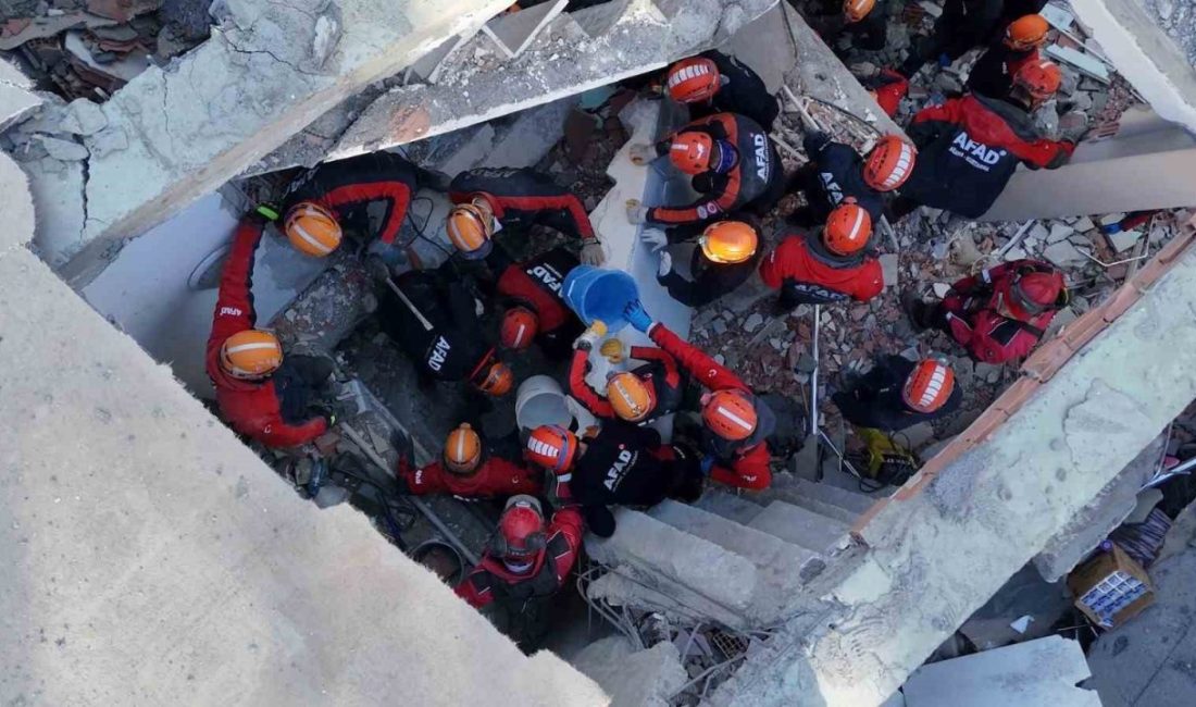 Kocaeli Valisi İlhami Aktaş, Gebze’de çöken binanın enkazından bir vatandaşın