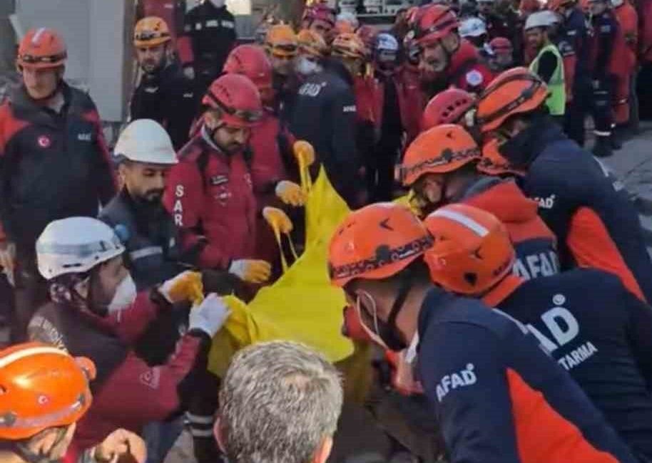 Kocaeli’nin Gebze ilçesinde sabah saatlerinde çöken binanın enkazında kalan 5