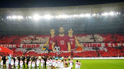 Türkiye-Gürcistan maçı öncesinde Kocaeli Stadyumu tribünlerinde koreografi gerçekleştirildi. 2026 FIFA
