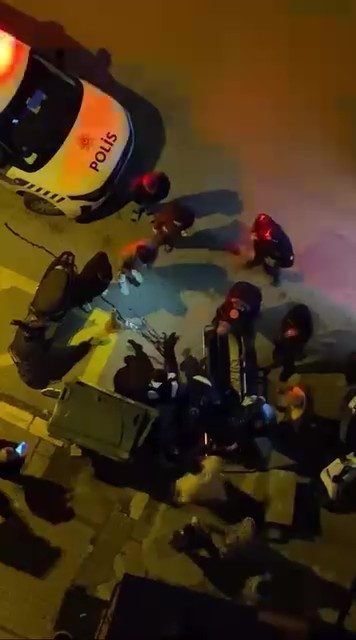 Kocaeli’de silahlı saldırı: 1 yaralı Kocaeli’nin İzmit ilçesinde cadde ortasında silahlı saldırıya uğrayan bir kişi