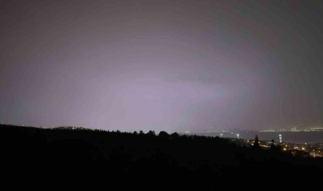 Kocaeli’de dün akşam saatlerinde etkili olan sağanağın ardından çakan şimşekler