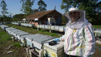 Samsun’da görev yapan Komiser Savaş Koç, 15 yıllık arıcılık tecrübesini