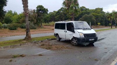 Antalya’nın Manavgat ilçesinde yağmur nedeniyle kayganlaşan yolda sürücüsünün direksiyon hakimiyetini