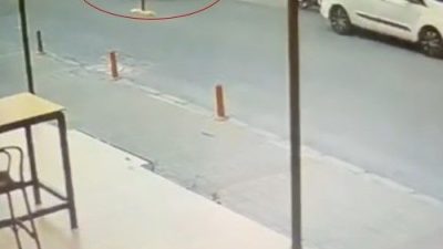 Antalya’nın Manavgat ilçesinde, sürücüsünün direksiyon hakimiyetini kaybettiği motosiklet kaldırıma çıkarak