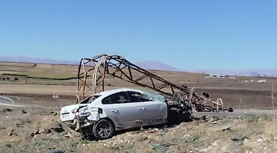 Şanlıurfa’nın Siverek ilçesinde kontrolden çıkan bir otomobil, yol kenarında bulunan