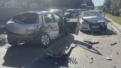 Gaziantep’te sürücüsünün direksiyon hakimiyetini kaybetmesiyle savrulan otomobil, karşı şeride uçarak