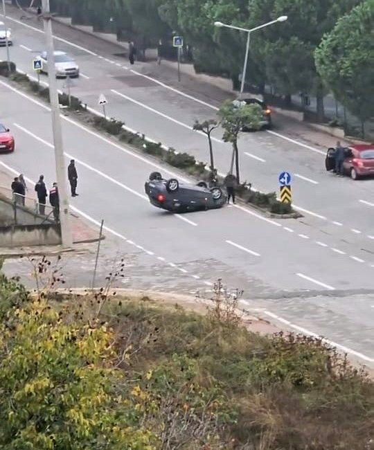 Kontrolden çıkan otomobil takla attı Bursa’nın İnegöl ilçesinde kontrolden çıkarak takla atan otomobilin sürücü hafif