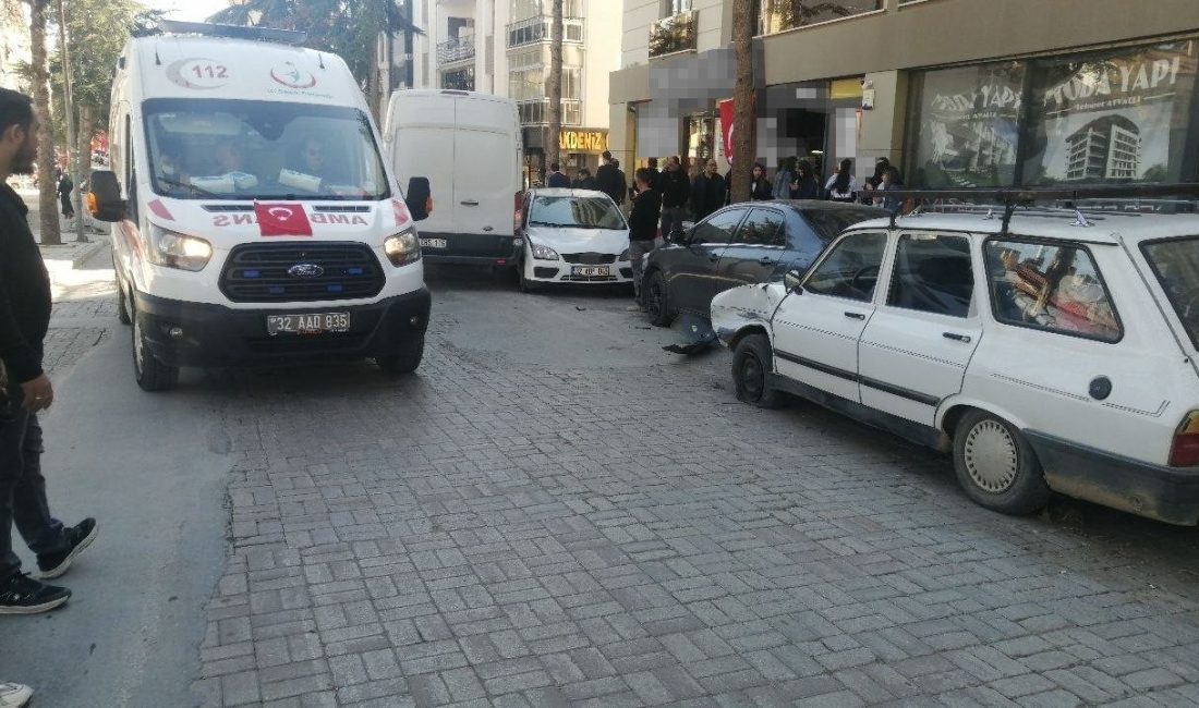 Isparta’nın Yalvaç ilçesinde kontrolden çıkan ticari araç, park halindeki 4