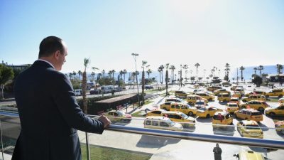 Konyaaltı Belediye Başkanı Cem Kotan, Cumhuriyet’in 102’nci yaşını taksici esnafıyla