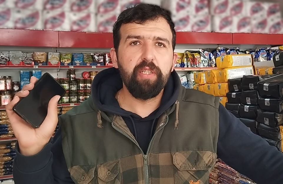 Sivas’ta bir vatandaş aracıyla seyir halindeyken önüne ayı çıktı. Cep